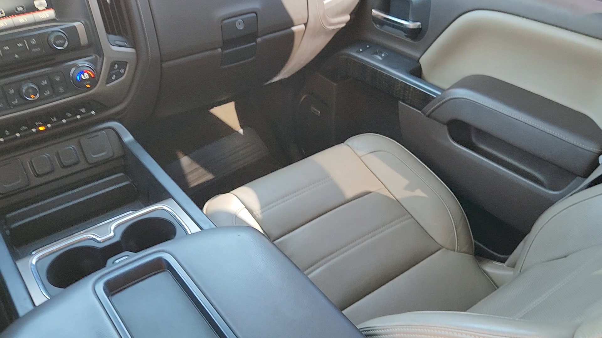 Used 2015 GMC Sierra 2500 Denali w/ Duramax Plus Package AWD/4WD image 33