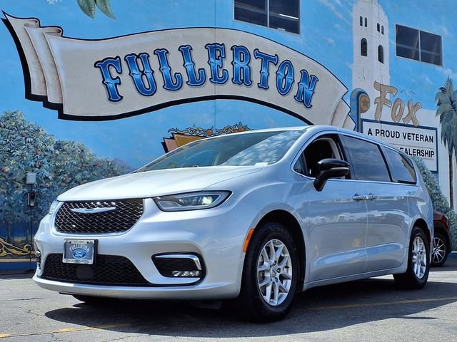 Used 2024 Chrysler Pacifica Touring-L FWD image 1