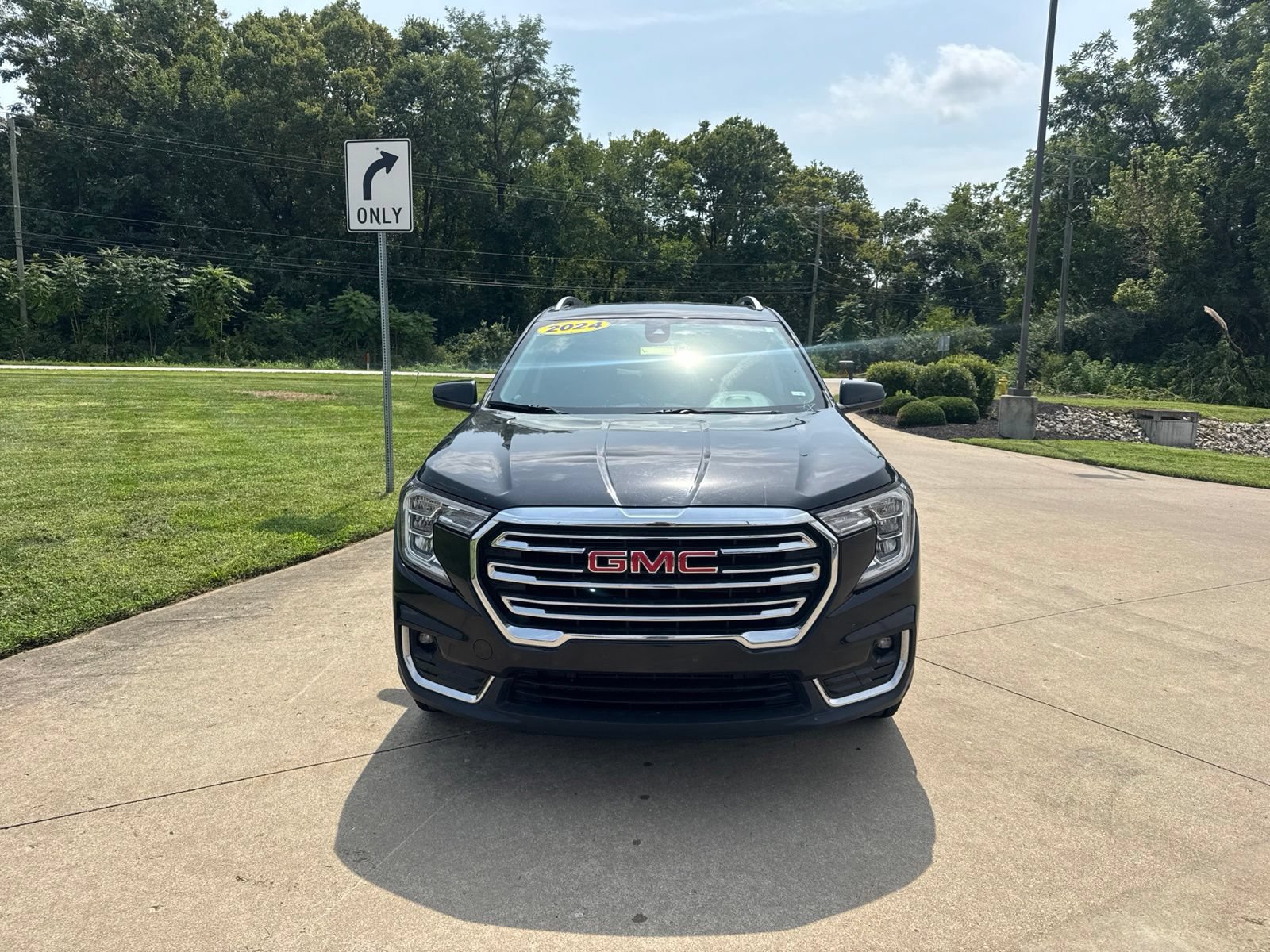 Used 2024 GMC Terrain SLT AWD/4WD image 2