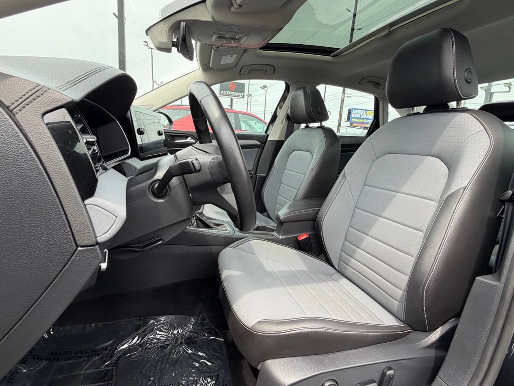 Used 2025 Volkswagen Jetta SE FWD image 17