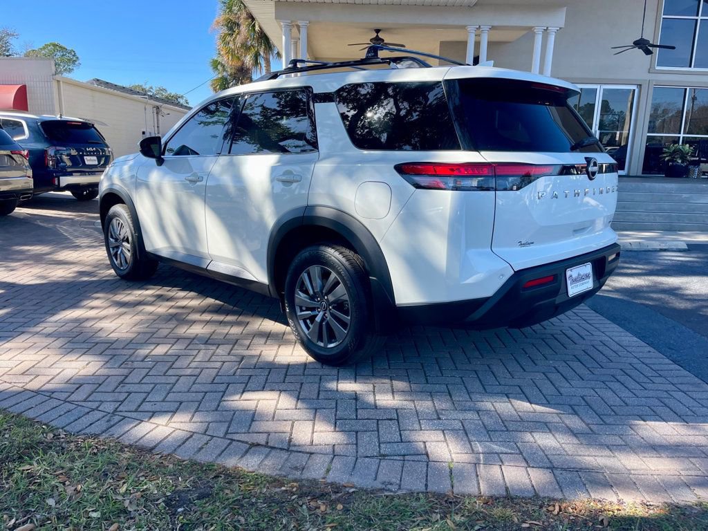 Used 2024 Nissan Pathfinder SV image 3