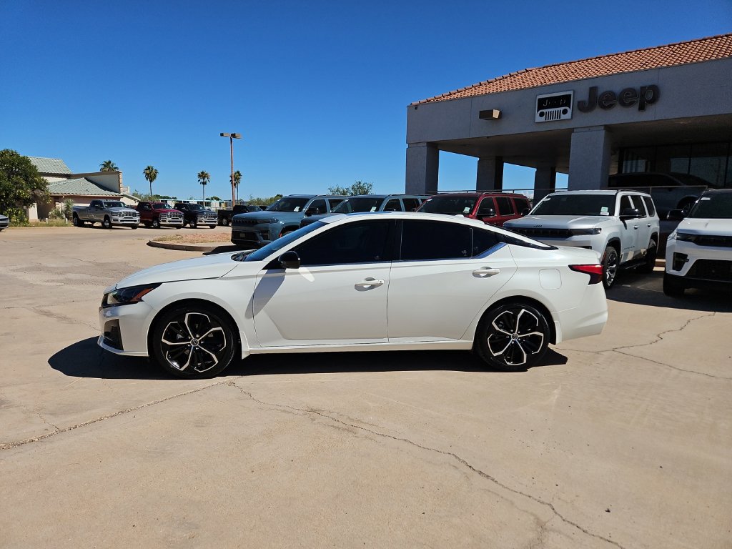 Used 2023 Nissan Altima 2.5 SR w/ SR Premium Package FWD image 2