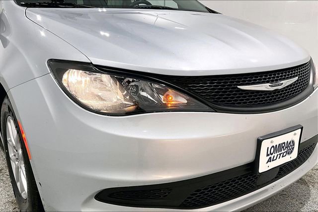 Used 2022 Chrysler Voyager LX image 33