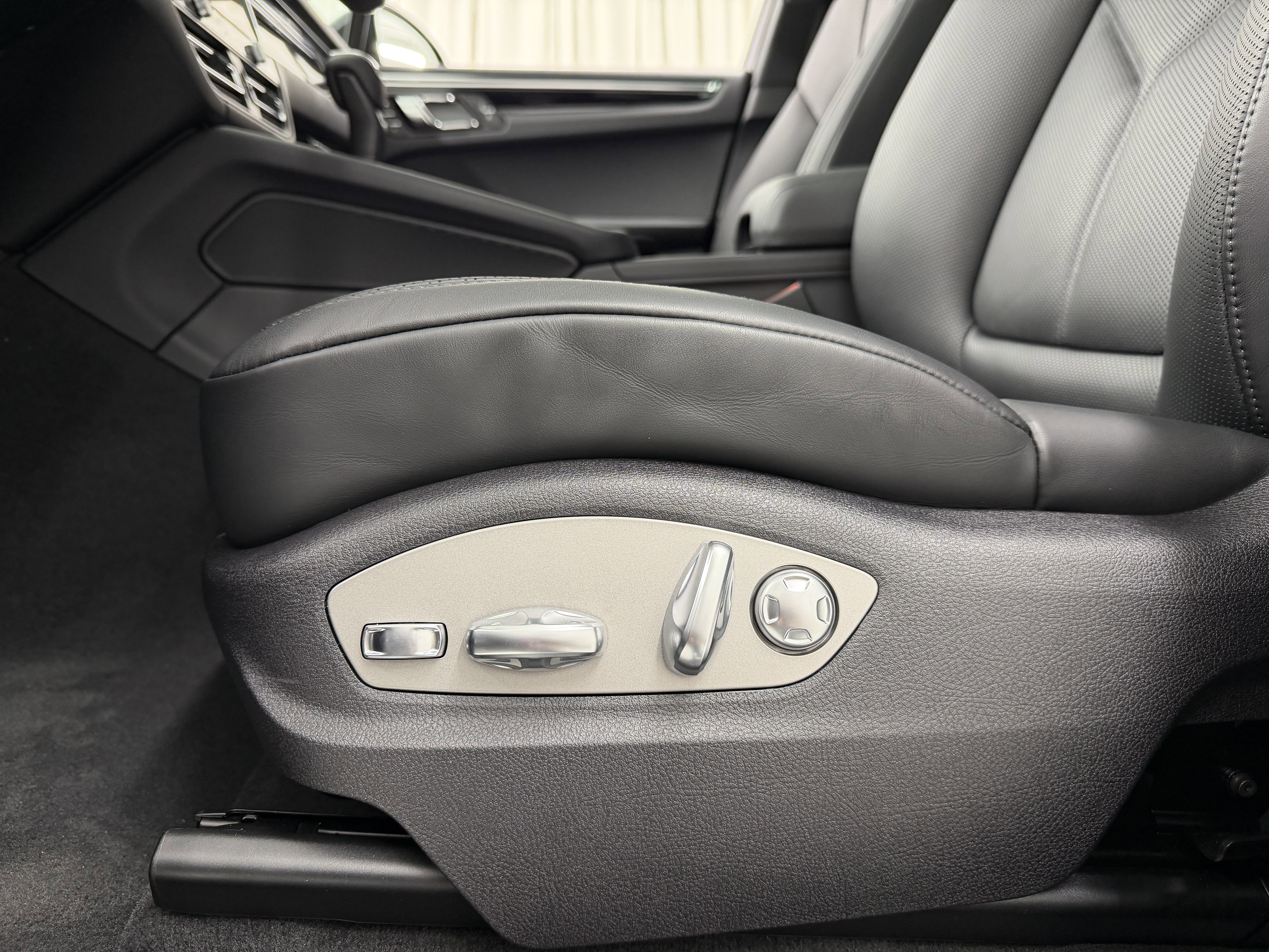 New 2026 Porsche Macan image 32