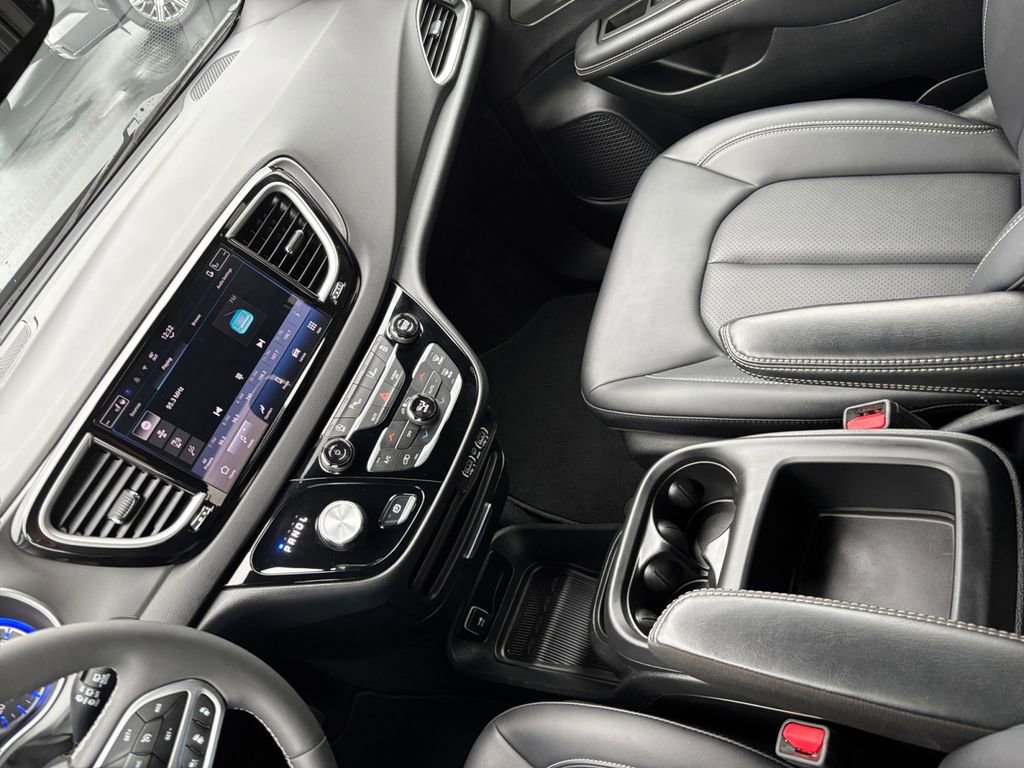 Used 2025 Chrysler Pacifica Select image 21