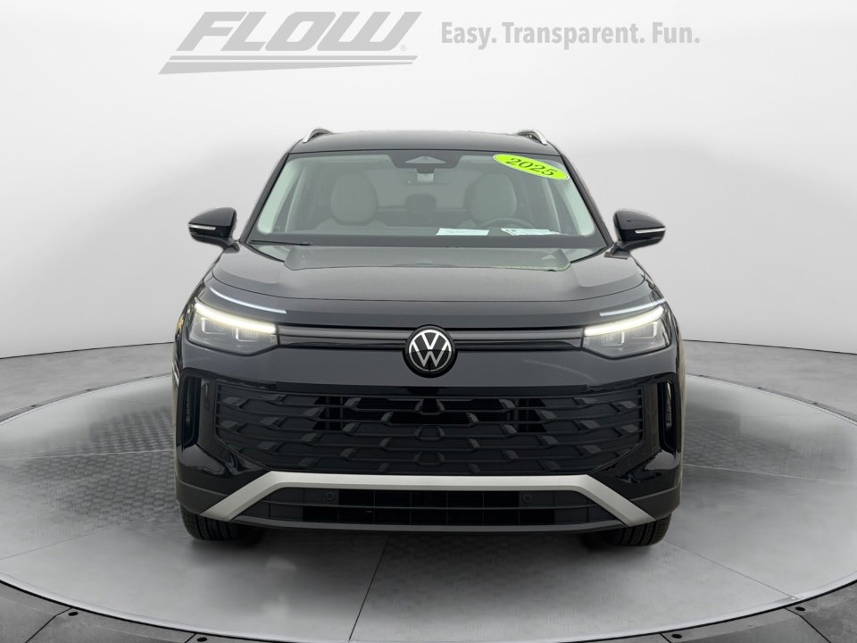 Certified 2025 Volkswagen Tiguan SE image 3