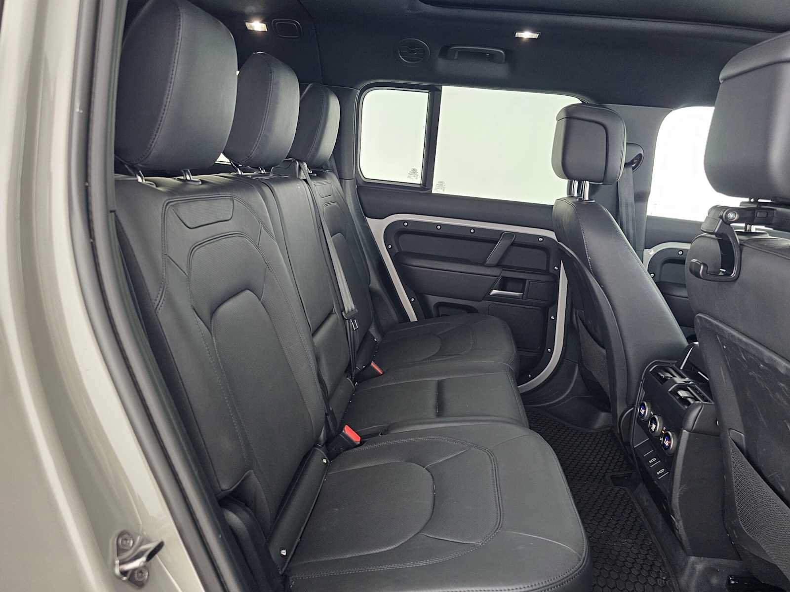 Used 2026 Land Rover Defender 130 X-Dynamic SE AWD/4WD image 12