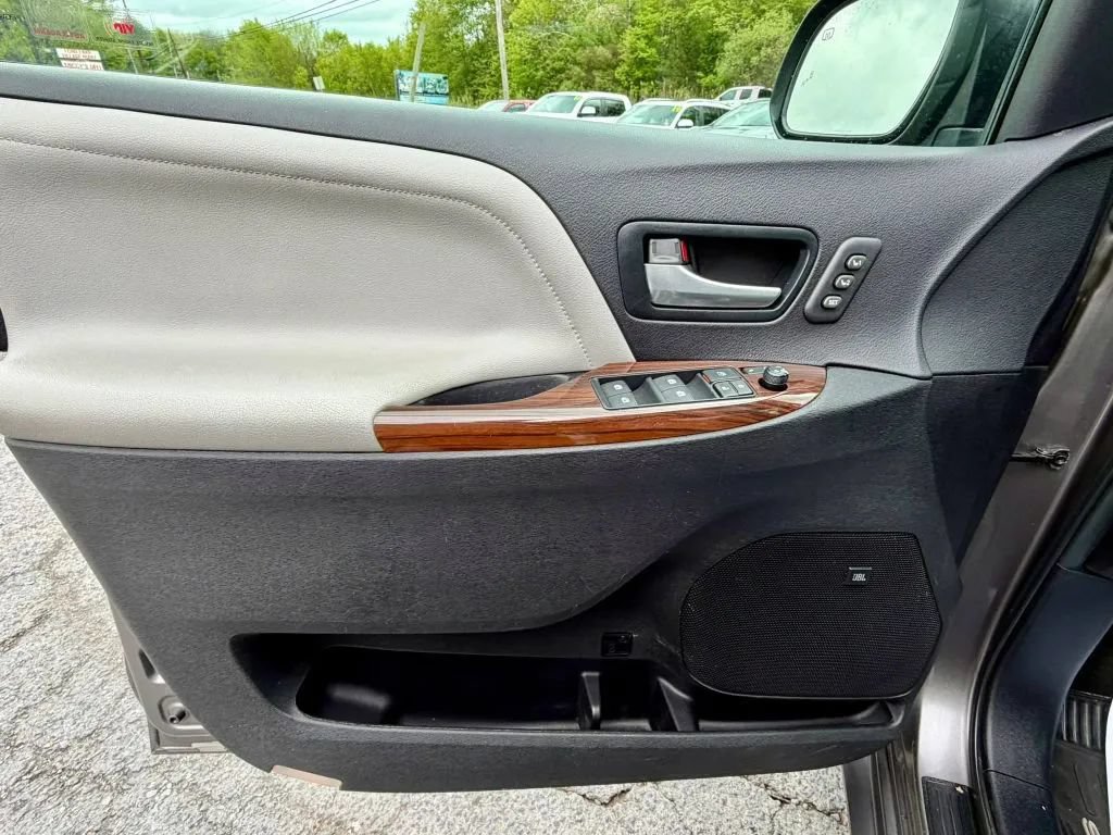 Used 2015 Toyota Sienna Limited Premium FWD image 13