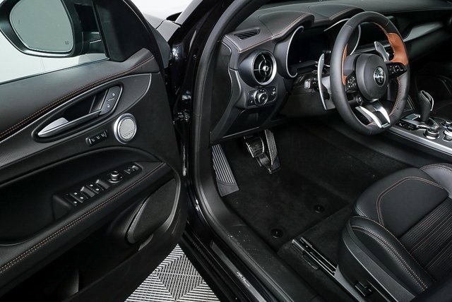 New 2025 Alfa Romeo Stelvio Sprint image 9