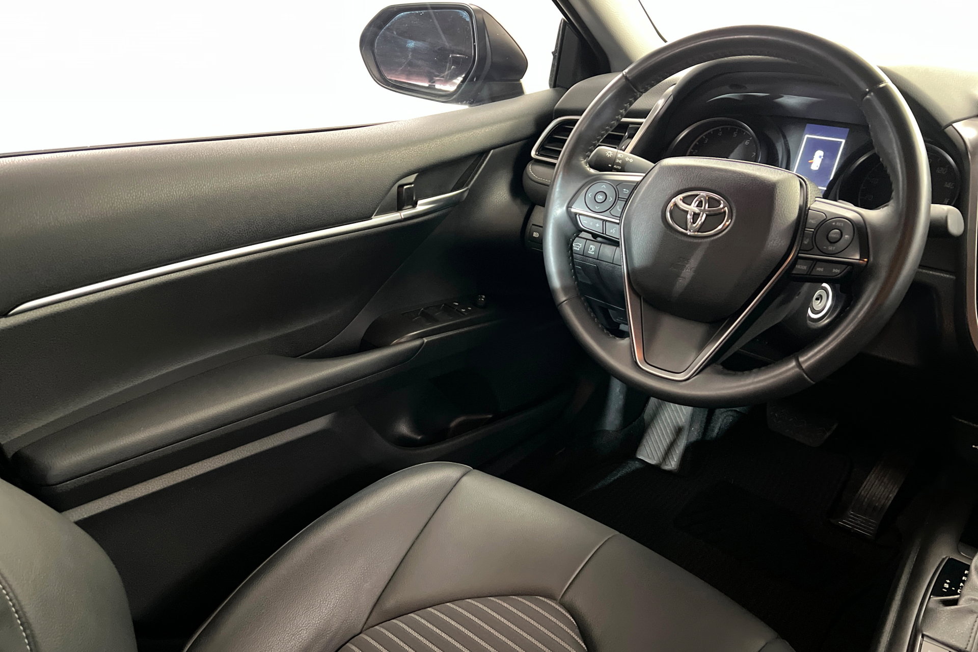 Used 2023 Toyota Camry SE image 11