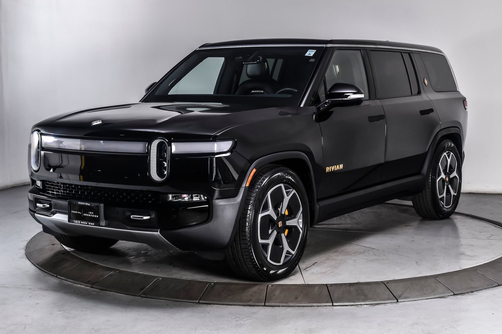 Used 2024 Rivian R1S Adventure AWD/4WD image 2