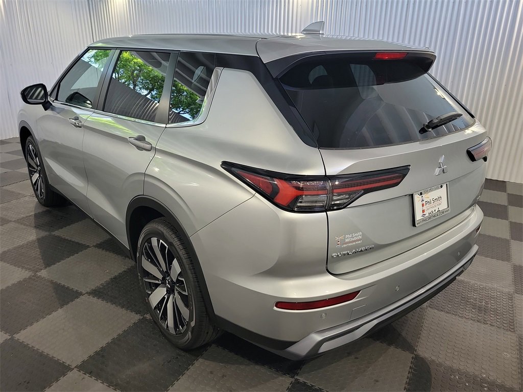 New 2025 Mitsubishi Outlander SE image 3