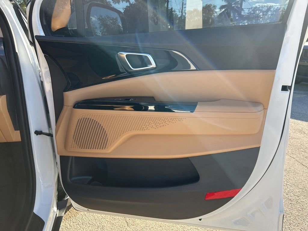 Used 2023 Kia Carnival EX image 25