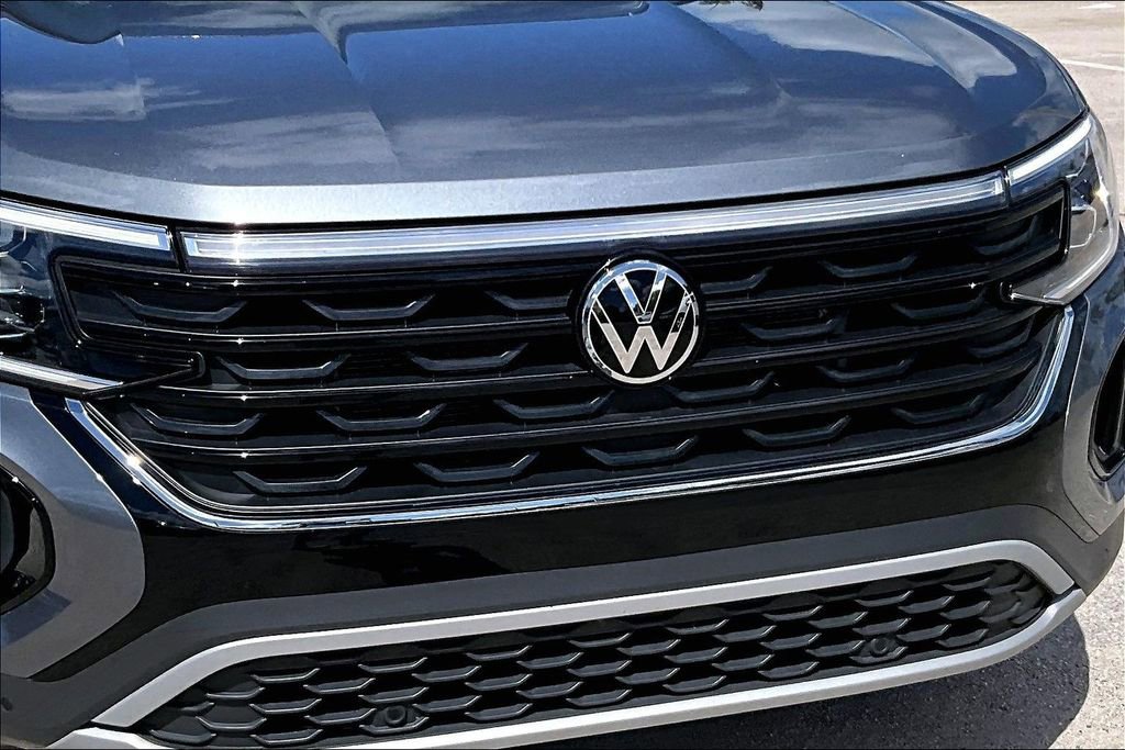 Certified 2025 Volkswagen Atlas Cross Sport SE FWD image 11