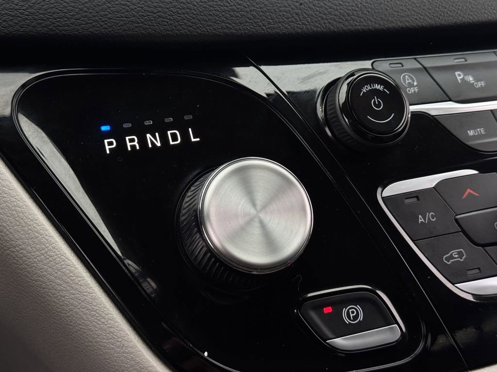 Used 2023 Chrysler Pacifica Touring-L image 18