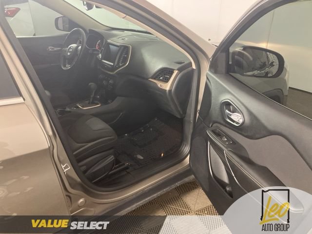 Used 2016 Jeep Cherokee Latitude w/ Comfort/Convenience Group AWD/4WD image 17