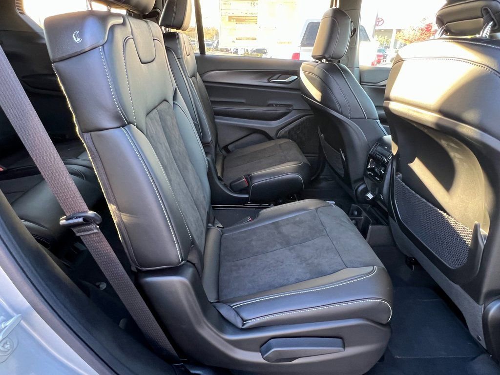 New 2025 Jeep Grand Cherokee L Altitude image 14
