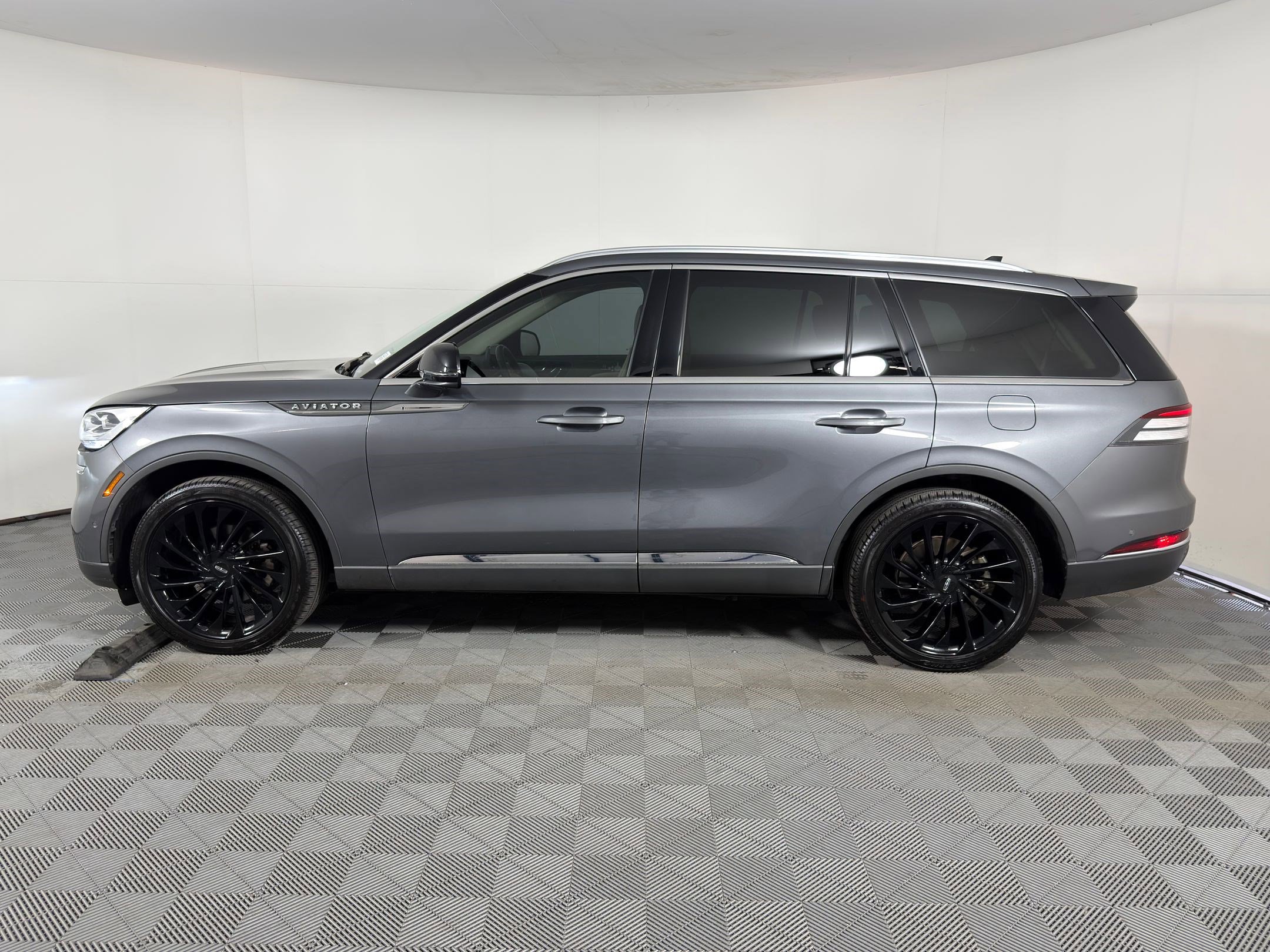 Used 2022 Lincoln Aviator Reserve w/ Equipment Group 201A AWD/4WD image 2