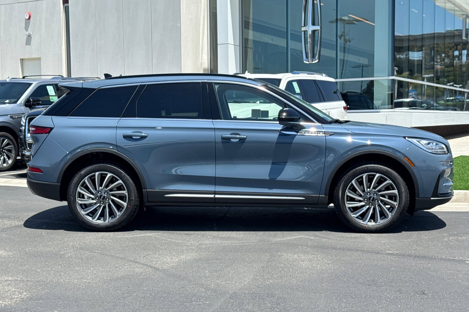 New 2025 Lincoln Corsair Reserve w/ Equipment Group 202A image 2