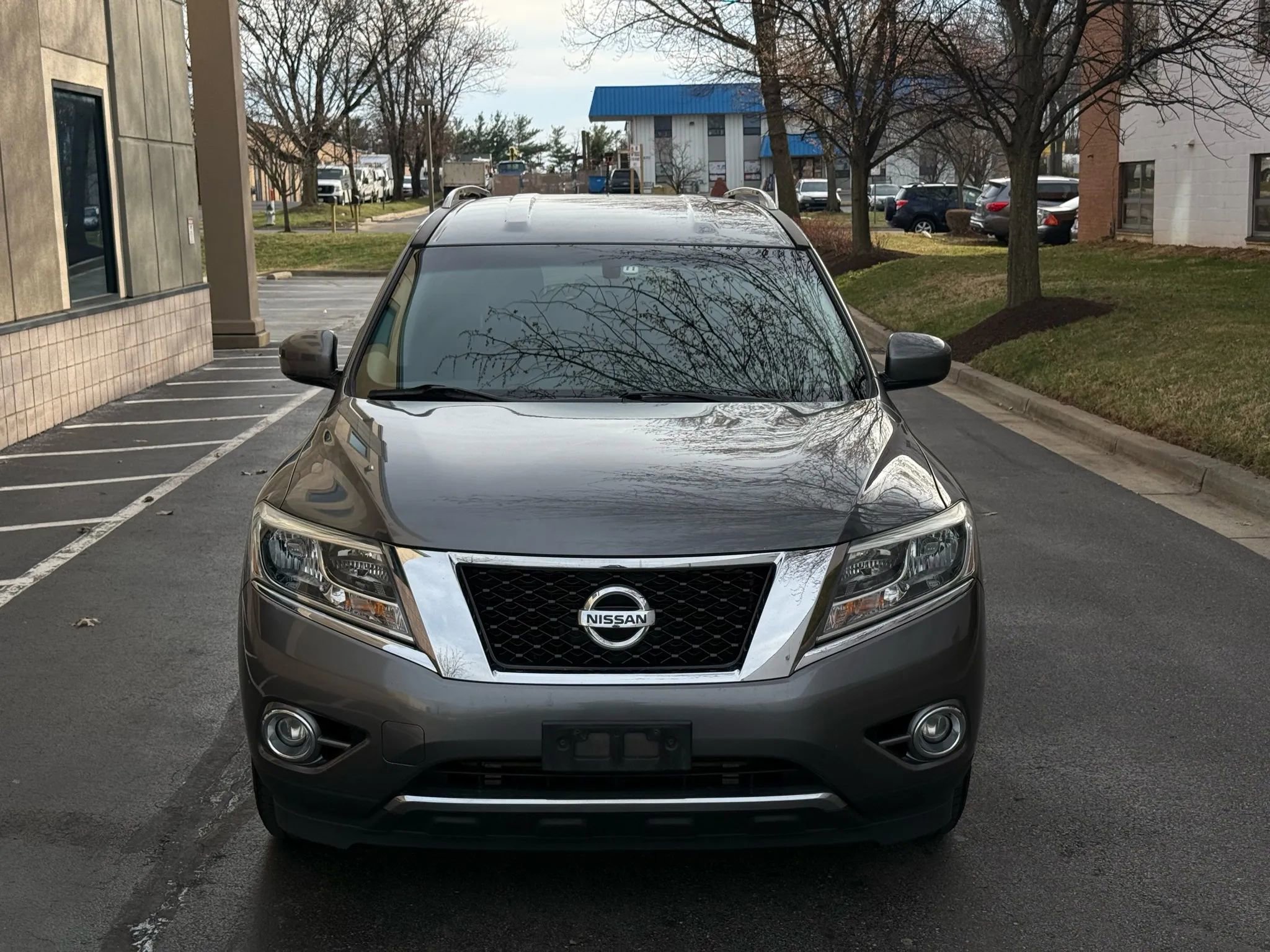 Used 2016 Nissan Pathfinder SV image 2