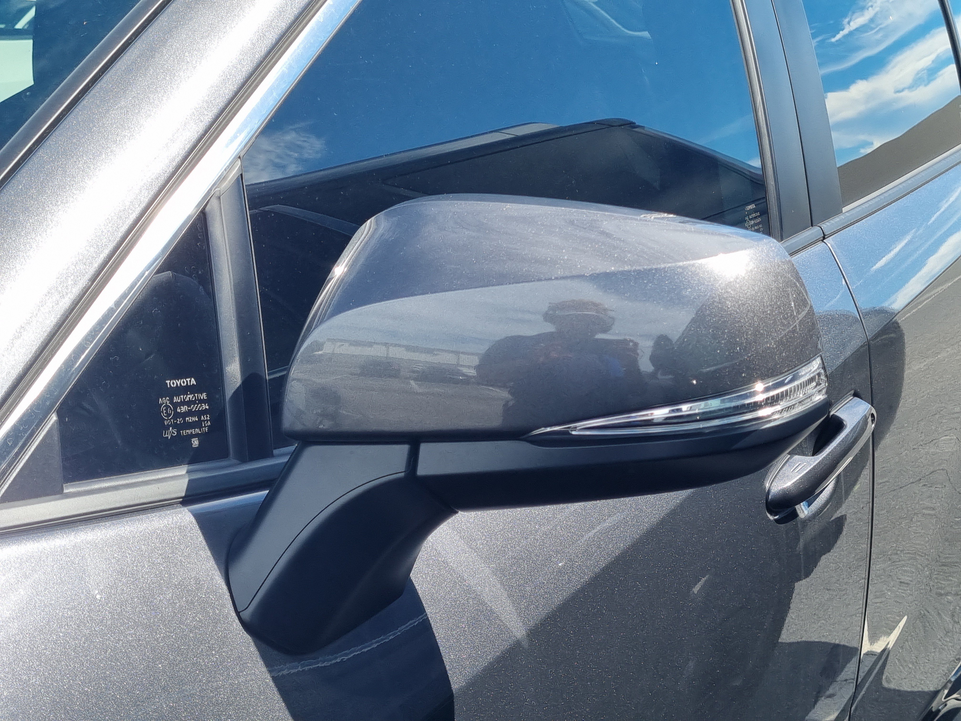 Used 2025 Toyota RAV4 SE AWD/4WD image 6