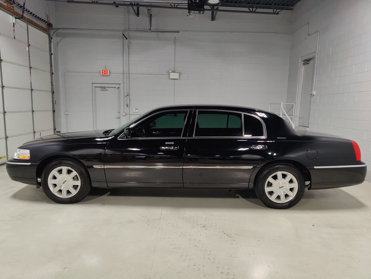 Used 2011 Lincoln Town Car Executive L RWD image 24