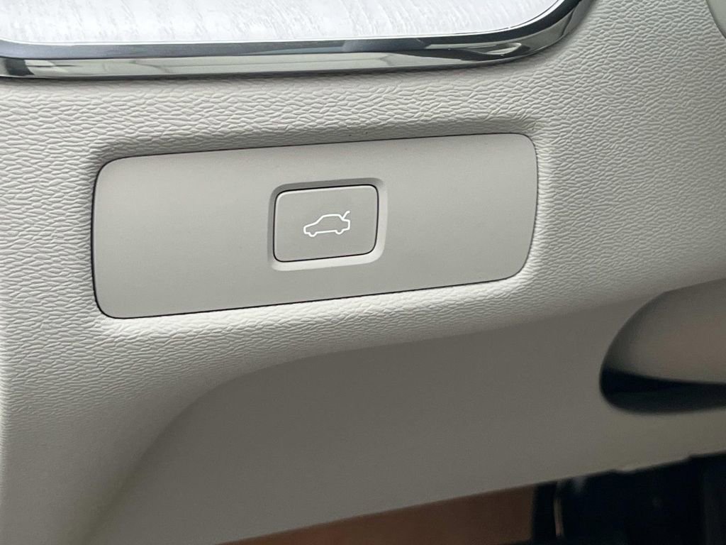 New 2026 Volvo XC60 B5 Ultra w/ Climate Package image 23