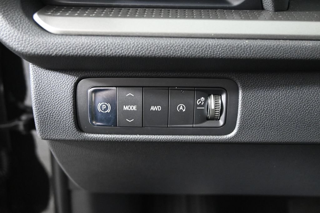 Used 2026 Chevrolet Traverse LT w/ Midnight/Sport Edition AWD/4WD image 24
