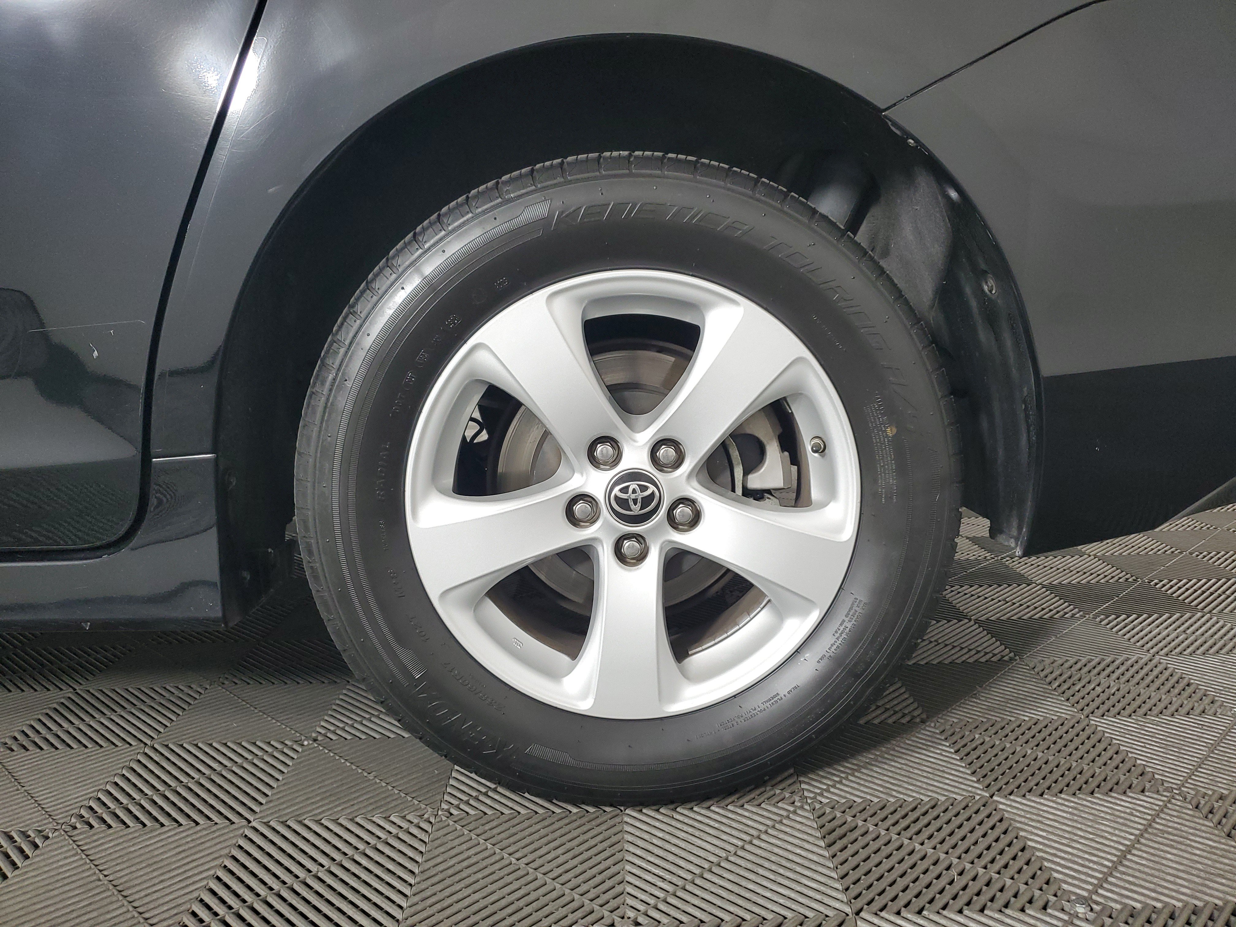 Used 2020 Toyota Sienna LE w/ Carpet Mat Package FWD image 29