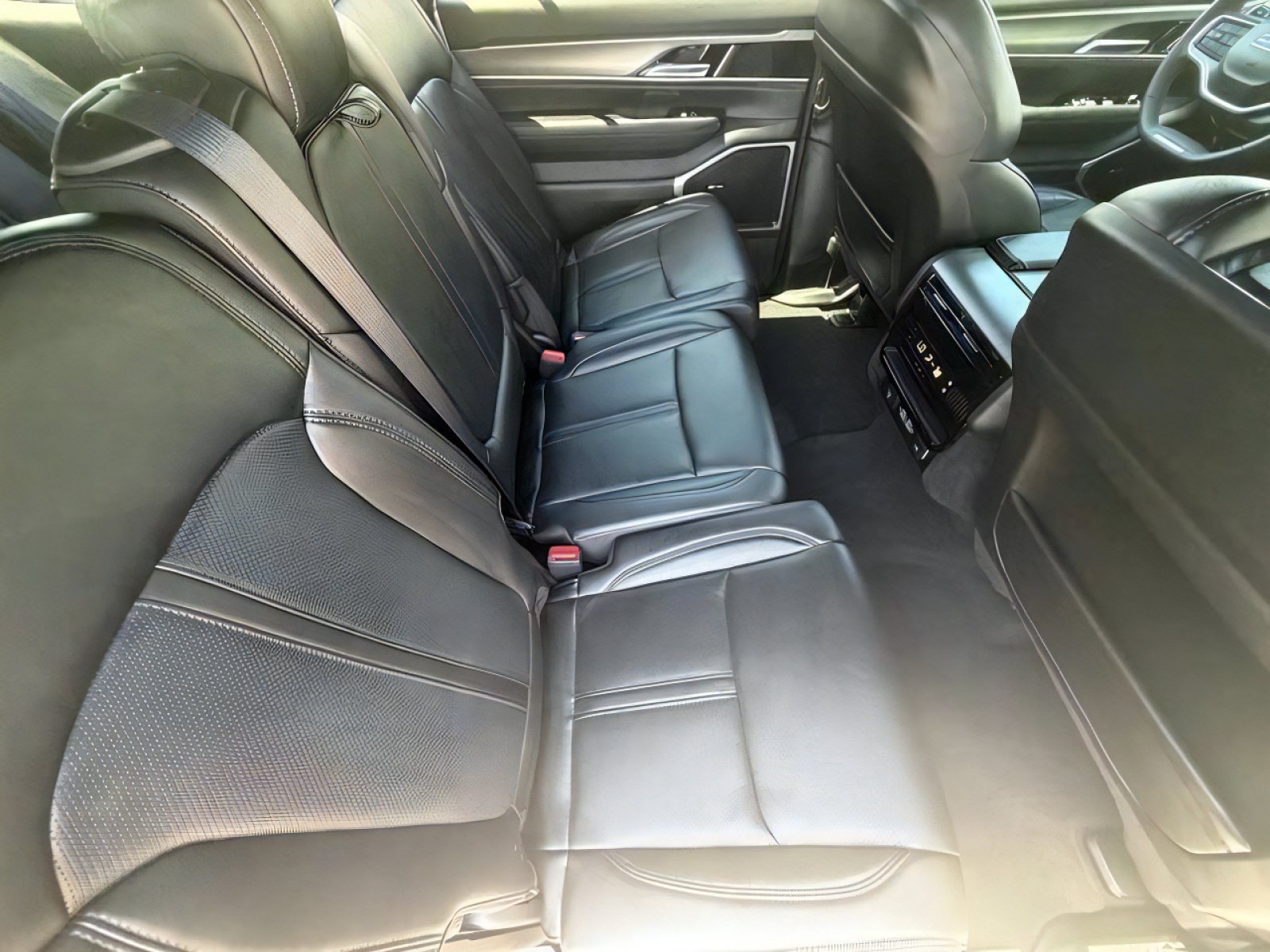 Used 2025 Jeep Wagoneer 4WD image 12