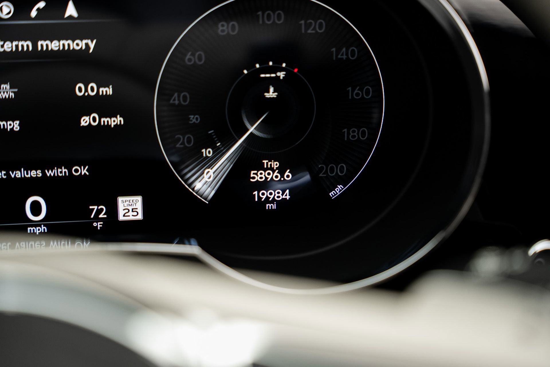 Used 2021 Bentley Bentayga Plug-In Hybrid image 46