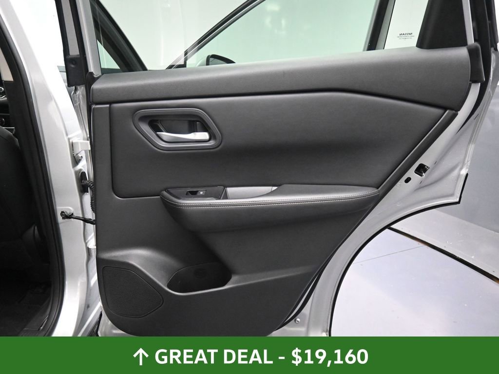 Used 2024 Nissan Rogue SV image 23