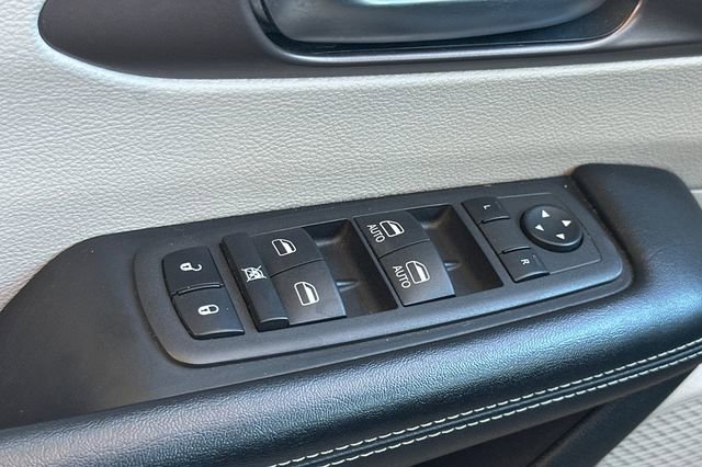 Used 2022 Chrysler Voyager LX FWD image 15