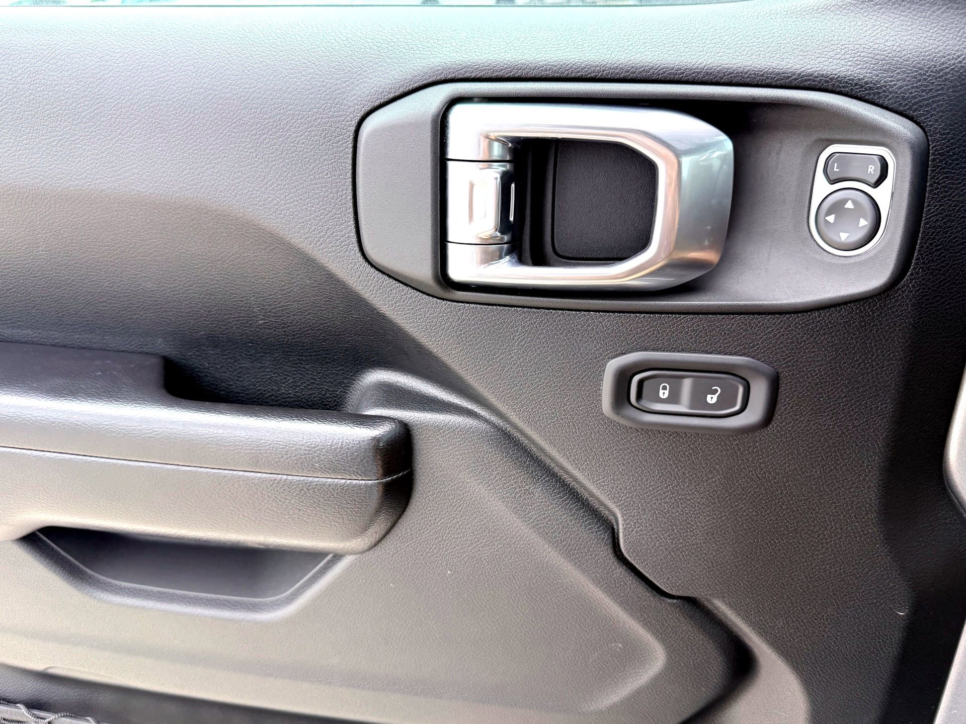 Used 2021 Jeep Gladiator Willys AWD/4WD image 18