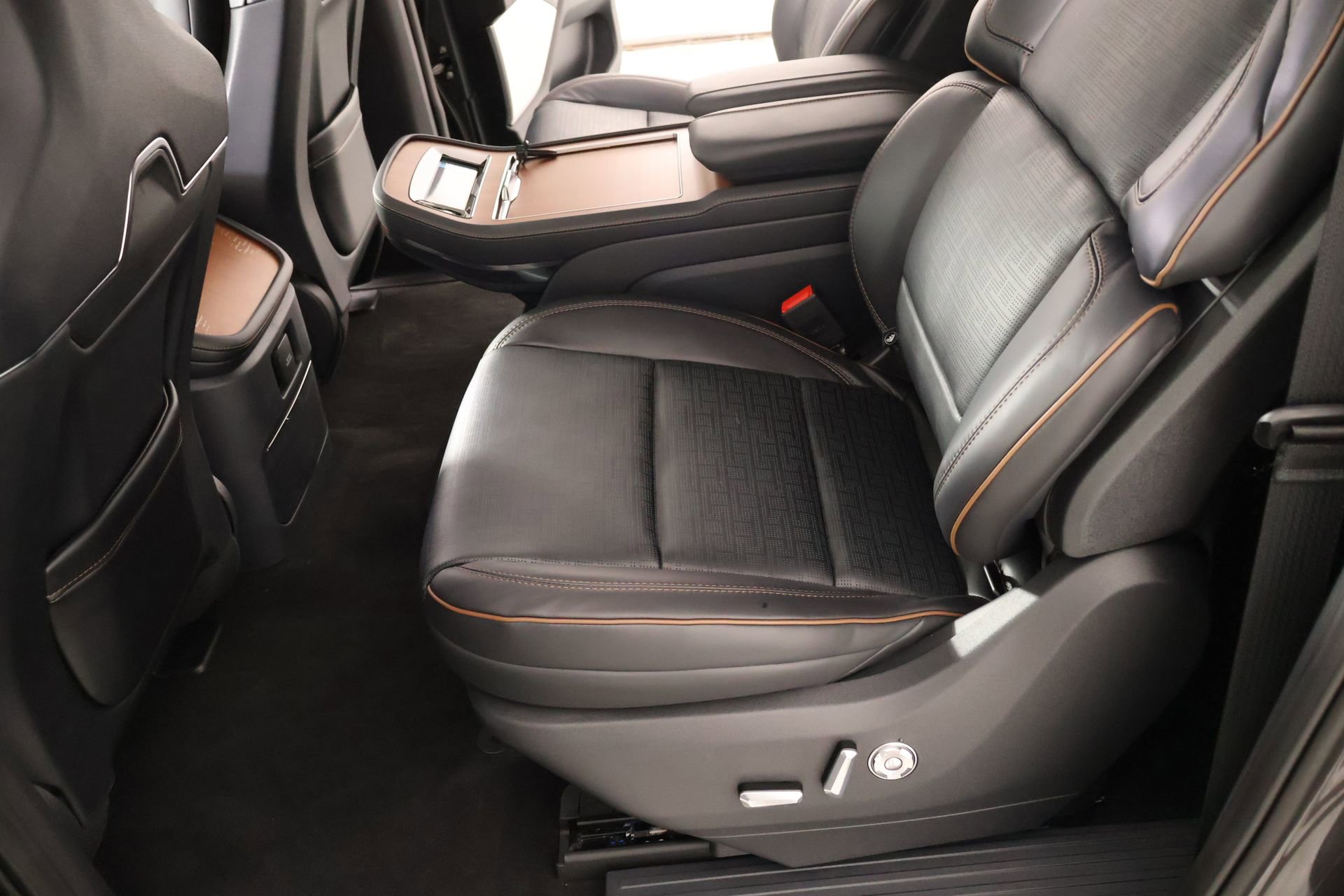 New 2026 Lincoln Navigator L Black Label AWD/4WD image 12