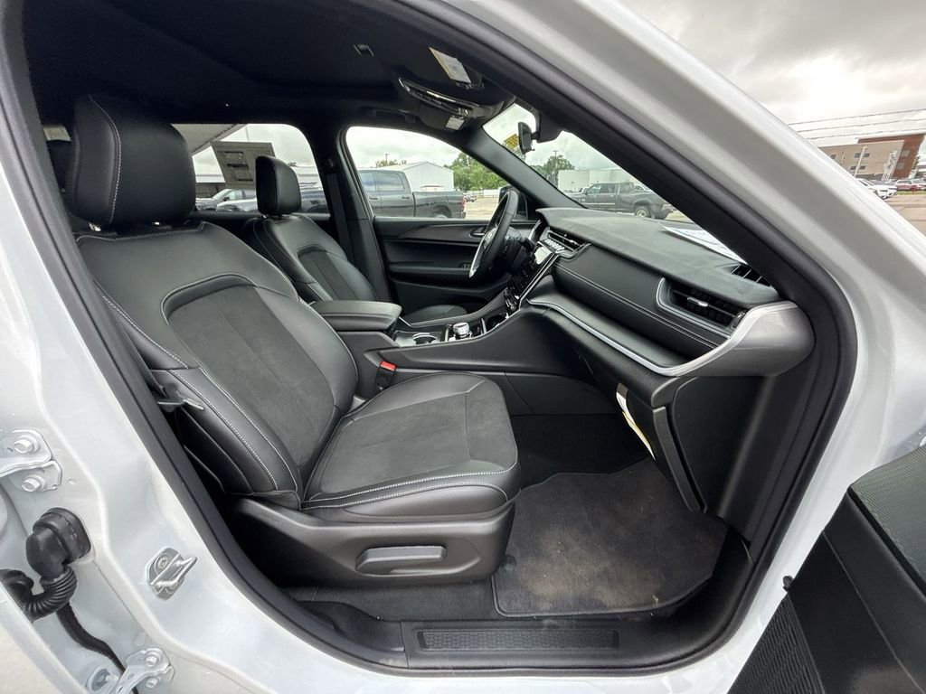New 2025 Jeep Grand Cherokee L Altitude image 14