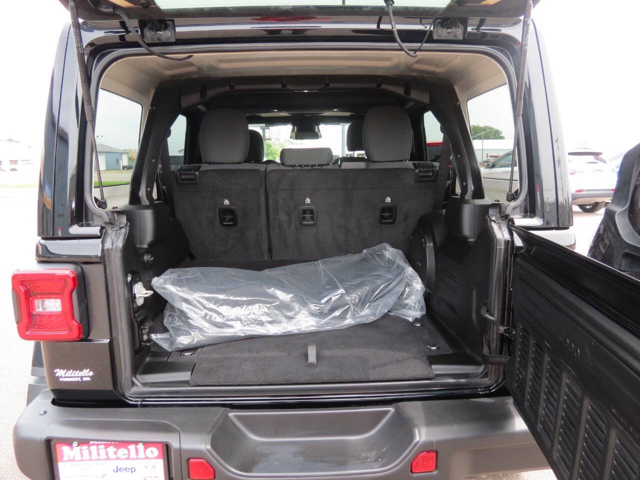Used 2025 Jeep Wrangler Unlimited Sahara AWD/4WD image 25