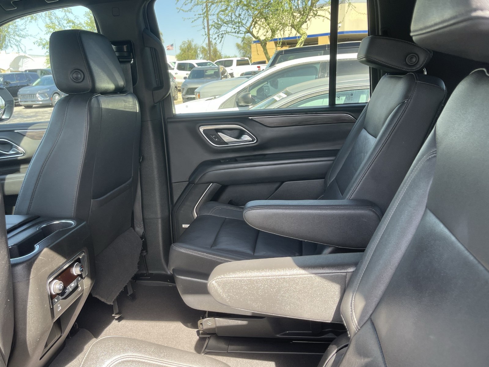 Used 2022 Chevrolet Suburban LT w/ LT Signature Plus Package RWD image 7
