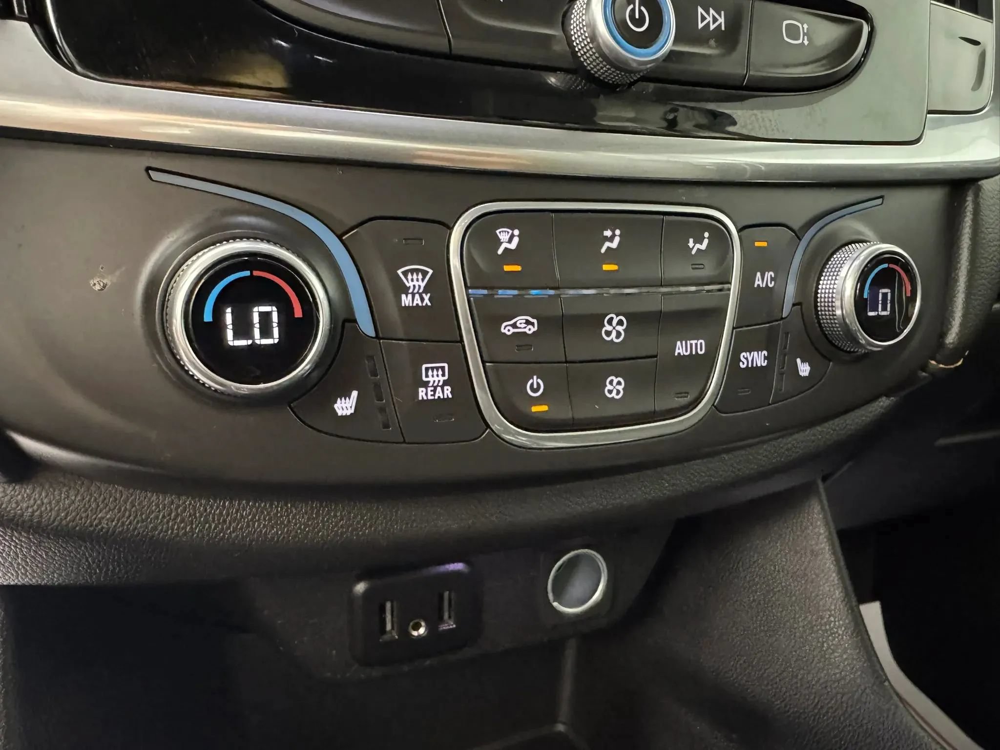 Used 2020 Chevrolet Traverse LT FWD image 21
