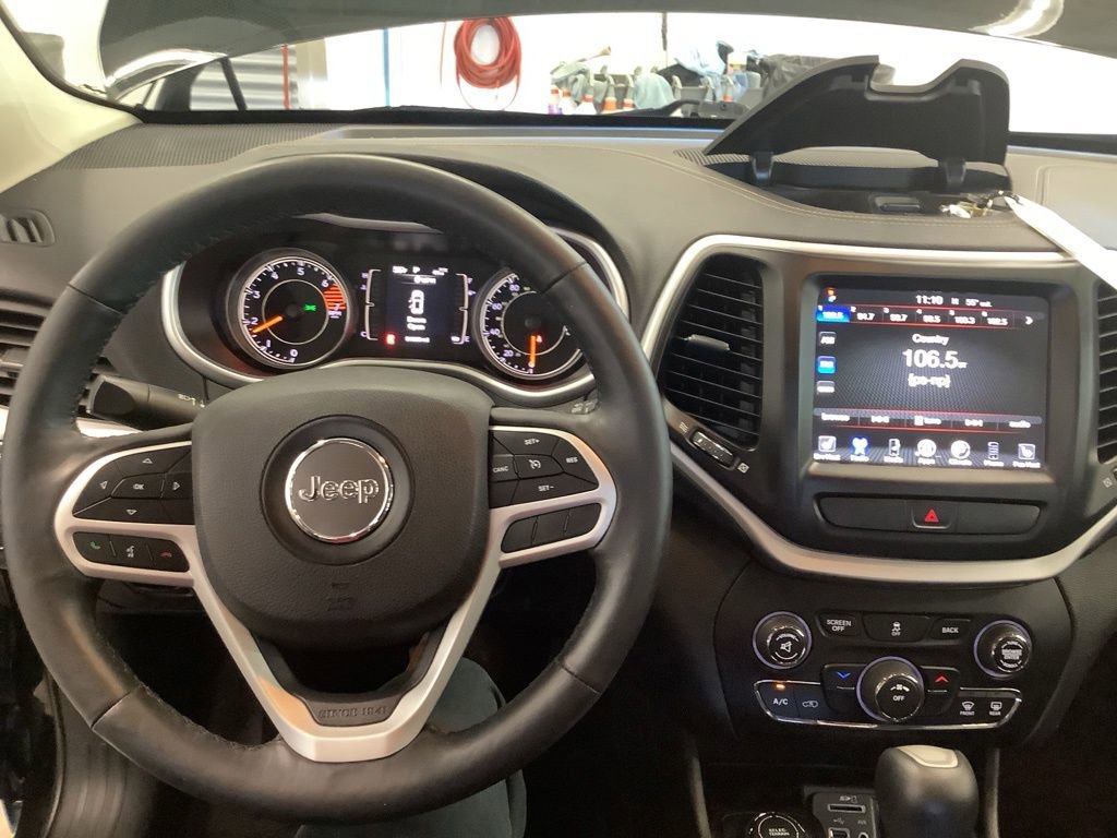 Used 2018 Jeep Cherokee Latitude Plus w/ Cold Weather Group AWD/4WD image 6