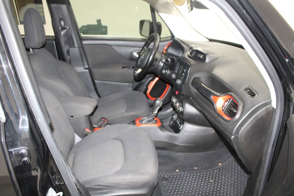 Used 2017 Jeep Renegade Latitude w/ Cold Weather Group image 22