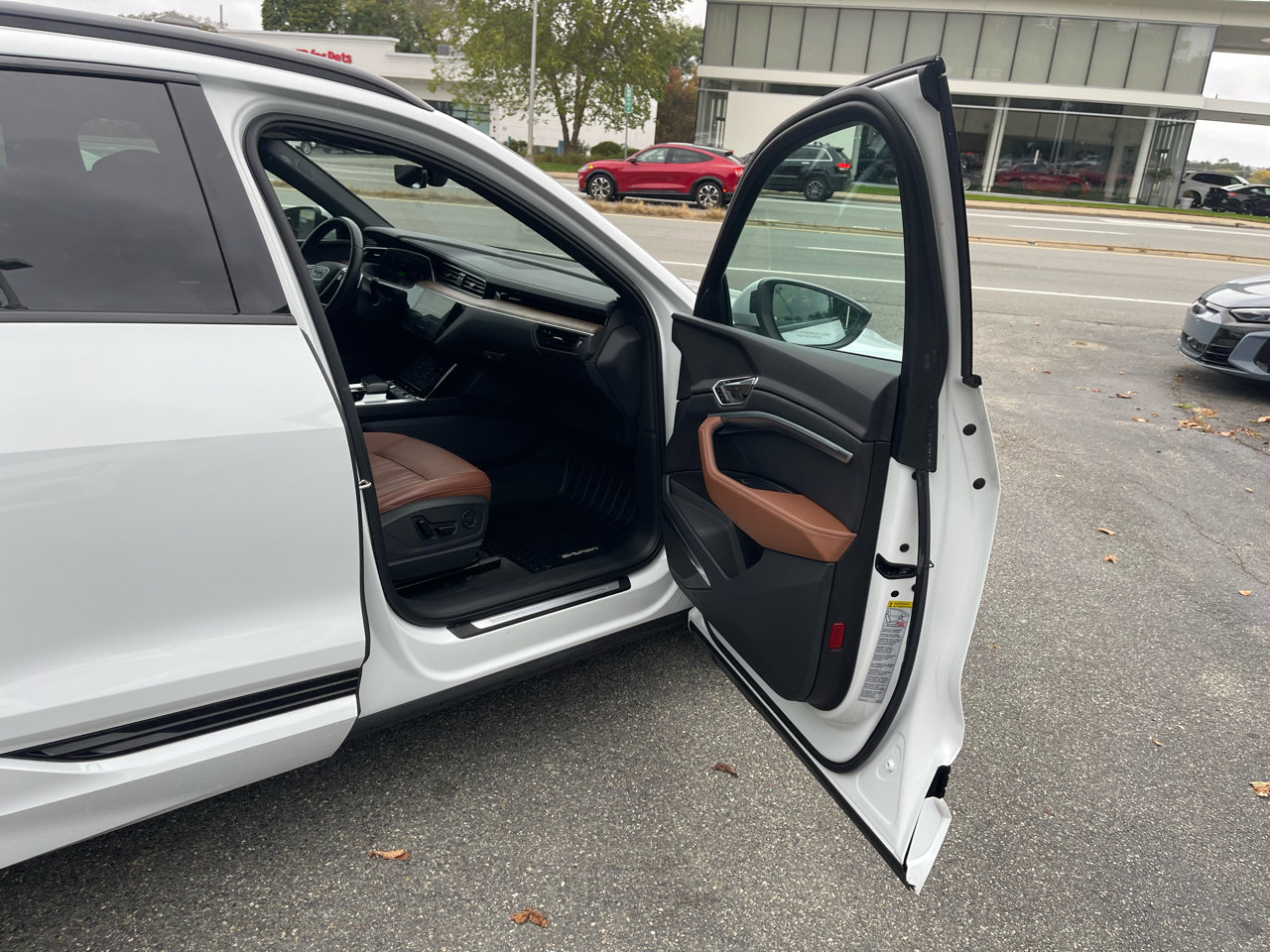 Used 2023 Audi e-tron Premium Plus w/ Premium Plus Package image 25