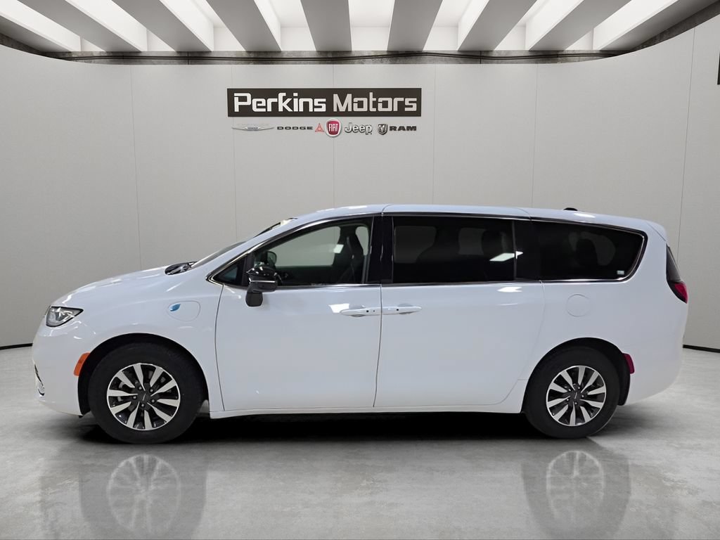 Used 2024 Chrysler Pacifica Limited FWD image 2