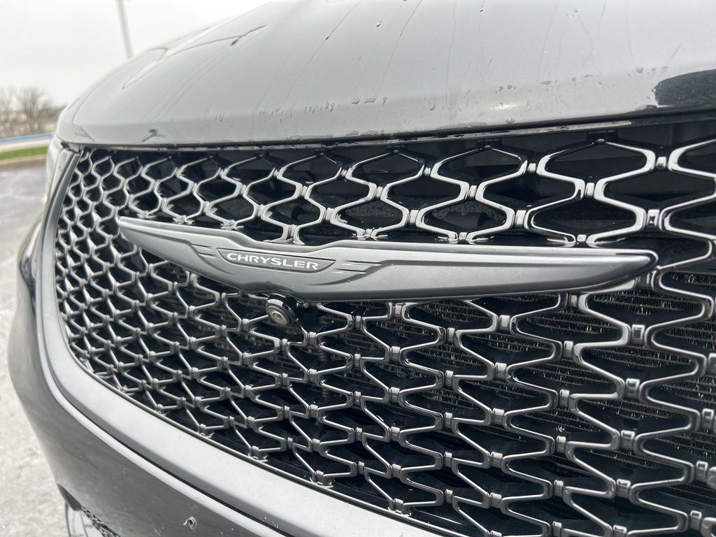 Used 2024 Chrysler Pacifica Premium image 10