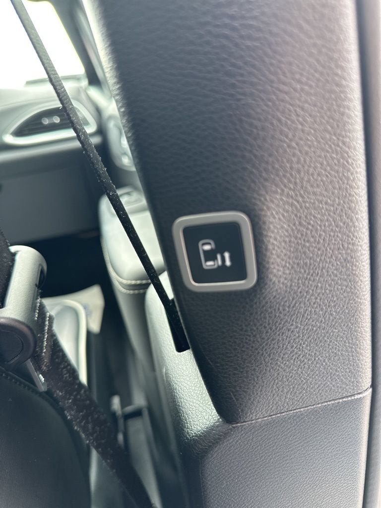 Used 2025 Chrysler Pacifica Limited FWD image 19