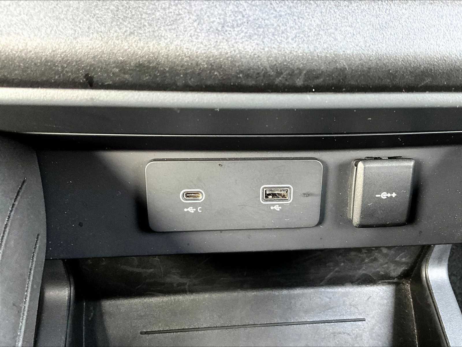 Used 2024 Land Rover Defender 90 X-Dynamic SE image 26