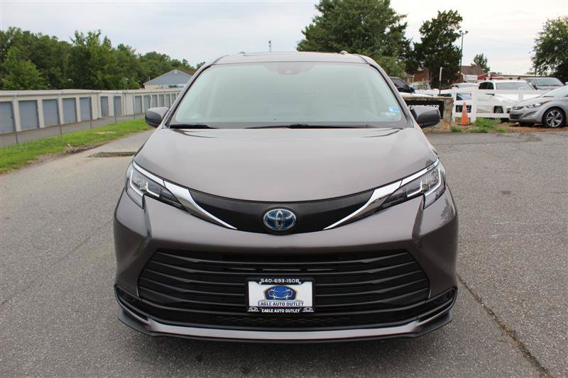 Used 2023 Toyota Sienna LE w/ LE Plus Package FWD image 2