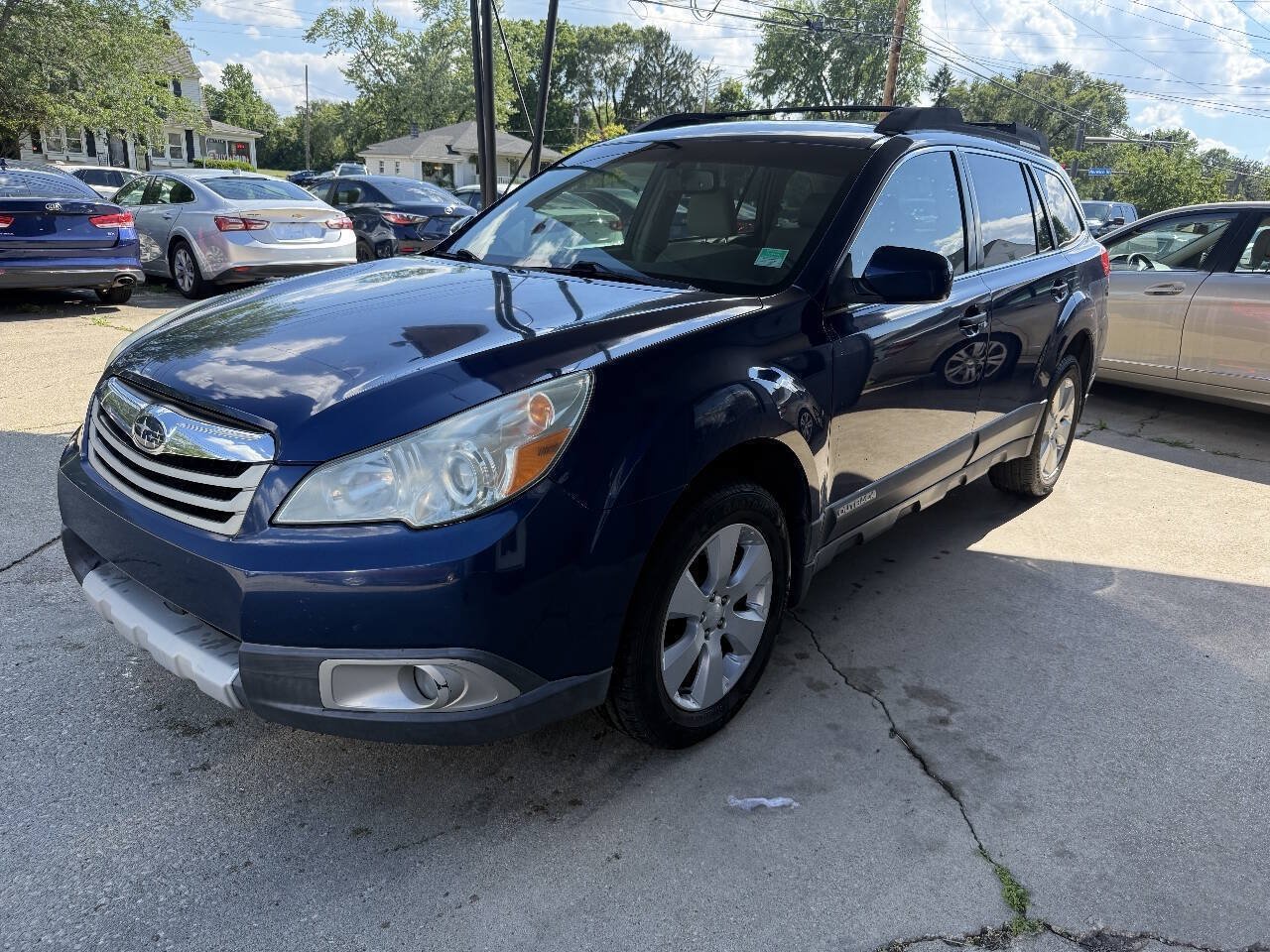 Used 2011 Subaru Outback 2.5i Limited w/ PWR Moonroof Pkg AWD/4WD image 2