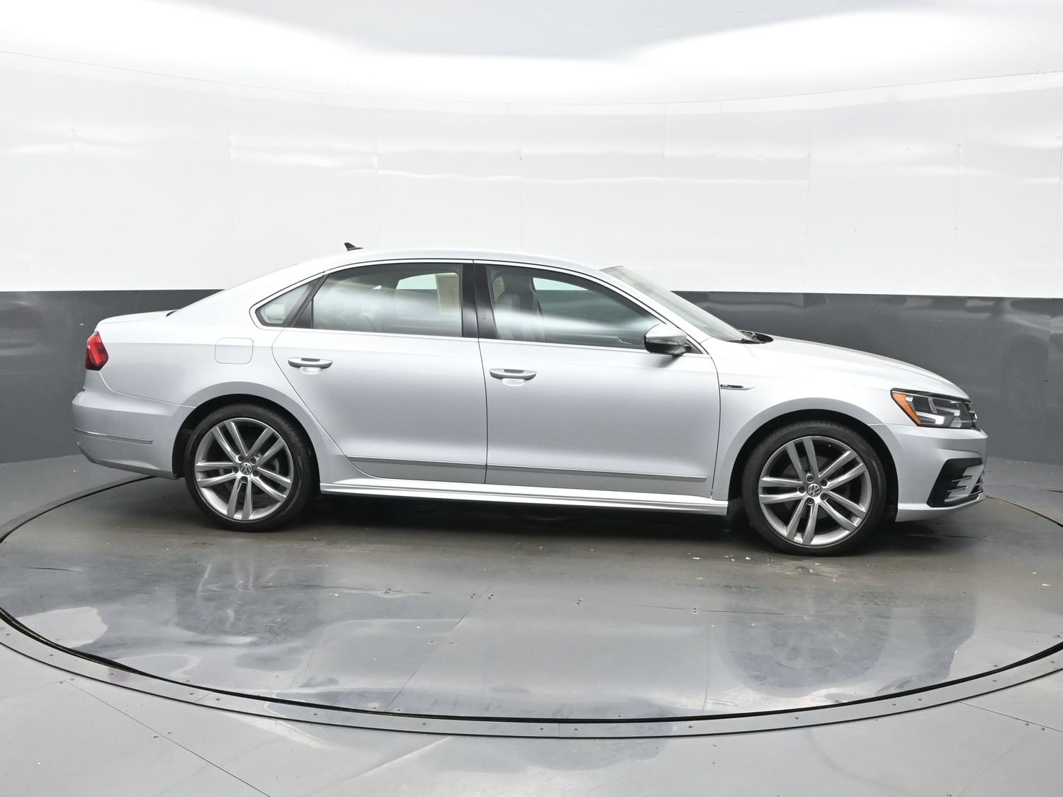 Used 2017 Volkswagen Passat 1.8T R-Line FWD image 7