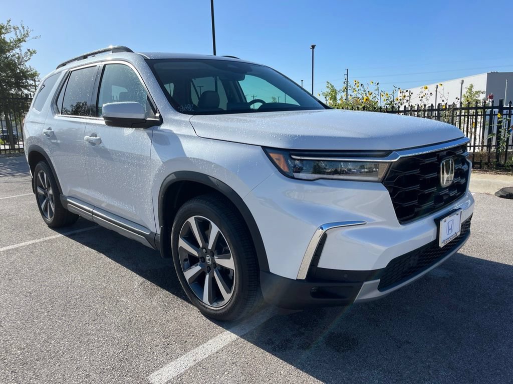 Certified 2025 Honda Pilot Touring image 3